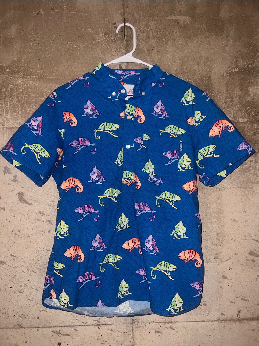 chubbies Bright Blue Short-Sleeve Button-Down with Neon Chameleon Print
